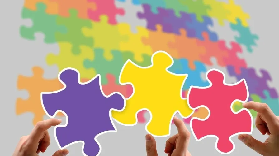 Drei große Puzzleteile, die Zusammenhalt symbolisieren