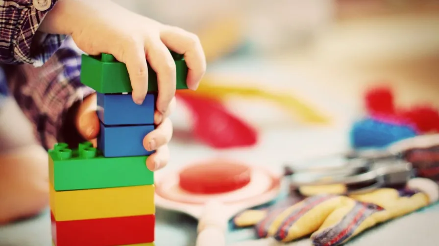 Kinder beim Spielen mit Duplobausteinen