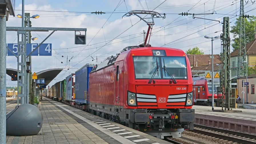 Containerzug Deutsche Bahn im Bahnhof