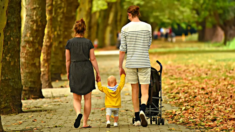 Familie mit Kind beim Spaziergang