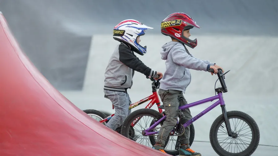 Zwei Kinder auf BMX-Rädern