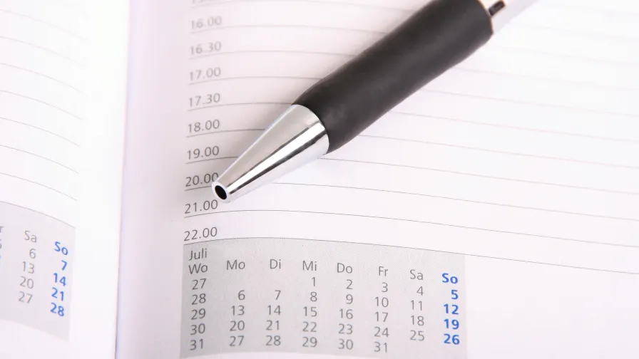 Kalender mit Kugelschreiber