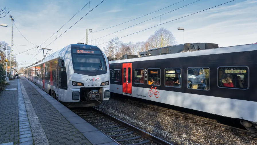 Regionalbahn im Bahnhof Mehrhoog