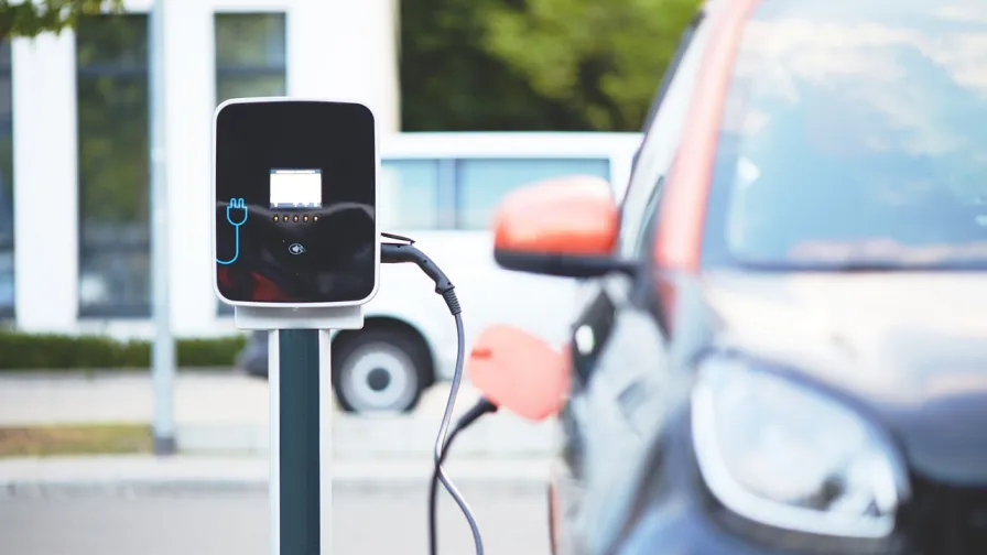 Elektroauto an einer Ladesäule