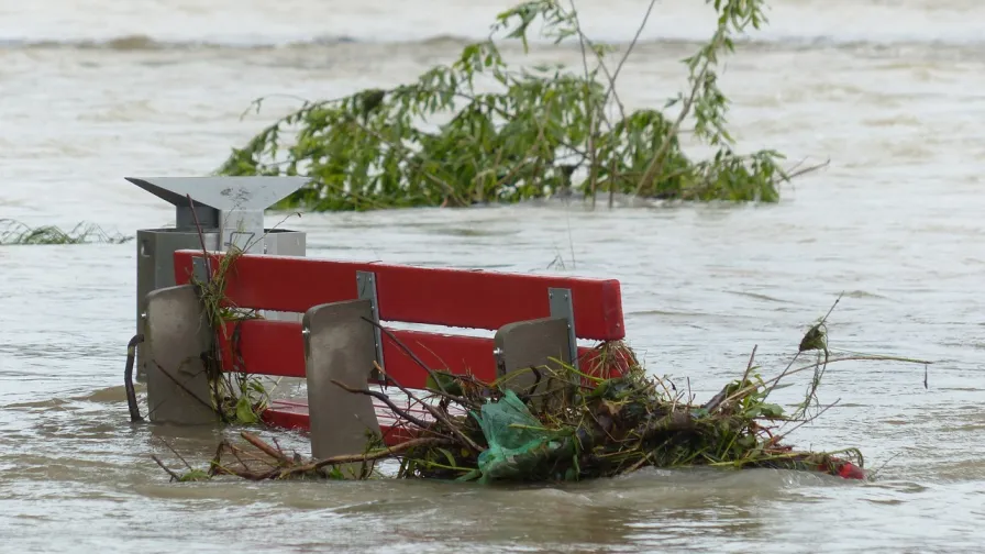 Überflutete Parkbank im Hochwasser