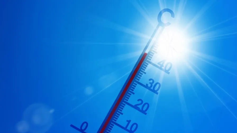 Thermometer mit Temperaturanzeige und Sonne im Hintergrund