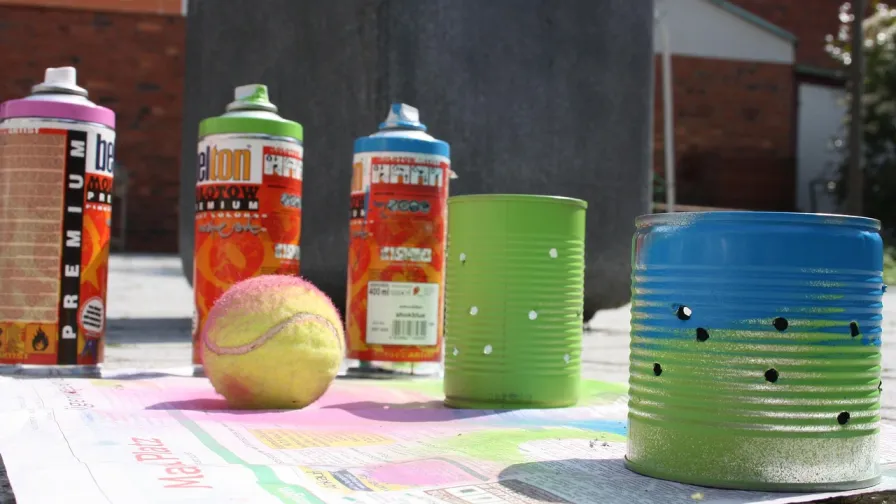Jugendarbeit, Spraydose, Tennisball