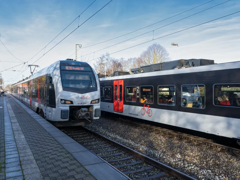 Regionalbahn im Bahnhof Mehrhoog