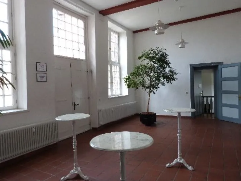 Foyer Schloss Ringenberg mit weißen Stehtischen