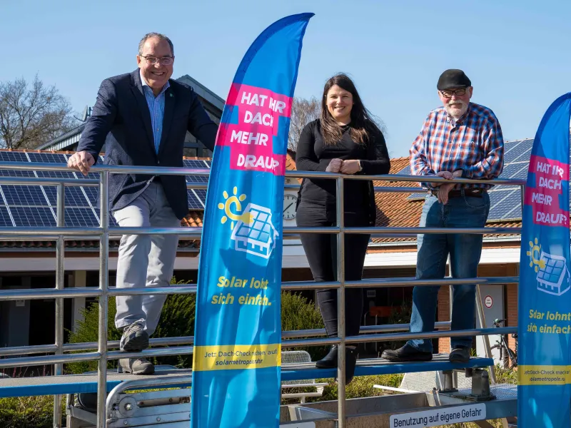 Solarstromanlagen im Freibad Dingden: v.l.n.r. Bürgermeister Bernd Romanski, Klimaschutzmanagerin Mandy Panoscha und Helmut Wisniewski/ Freibadverein Dingden e.V.